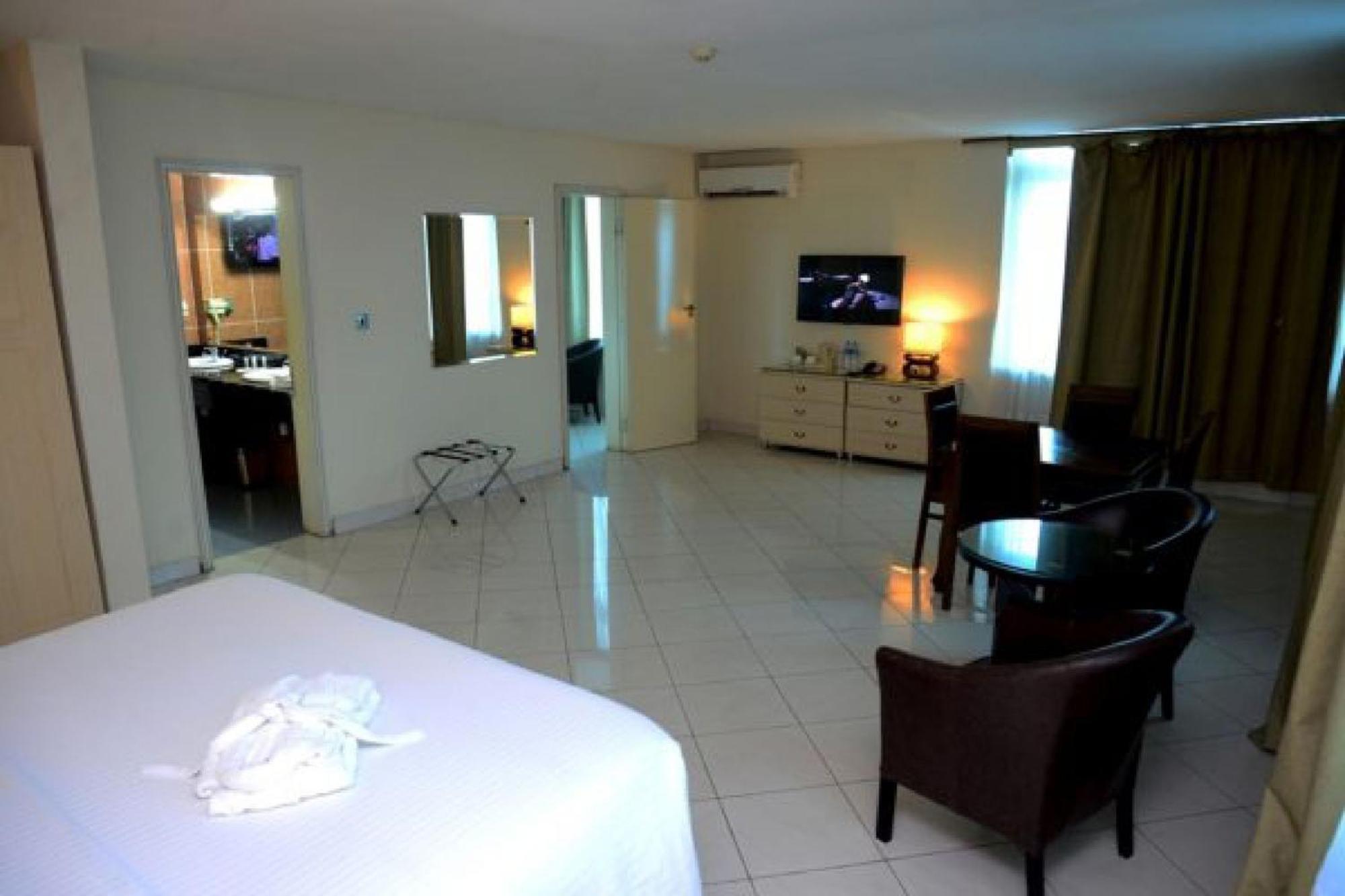 Room In Lodge - Golden Royale Hotel Енугу Екстер'єр фото