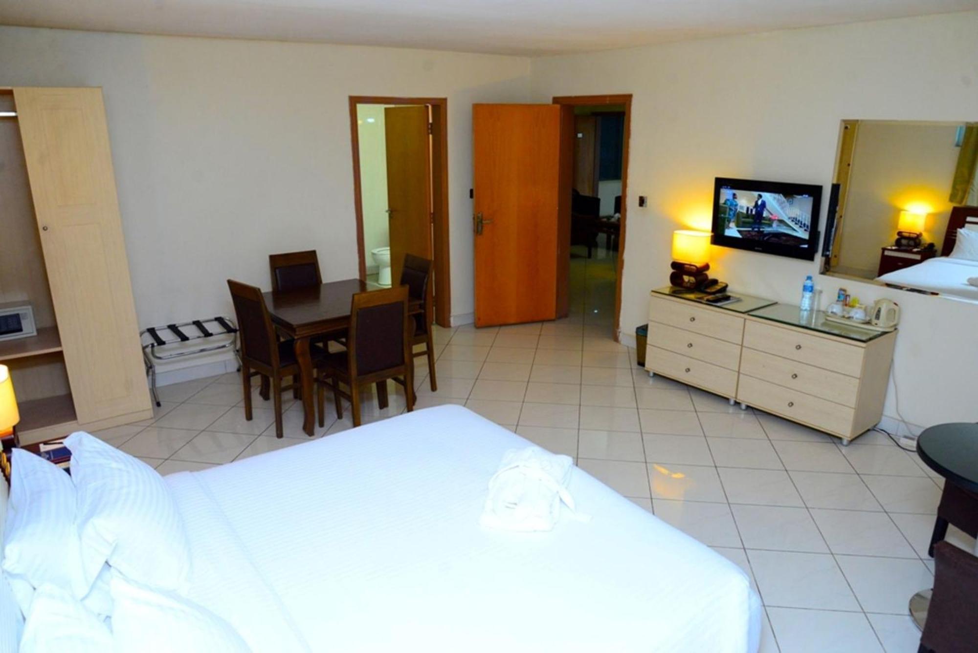 Room In Lodge - Golden Royale Hotel Енугу Екстер'єр фото