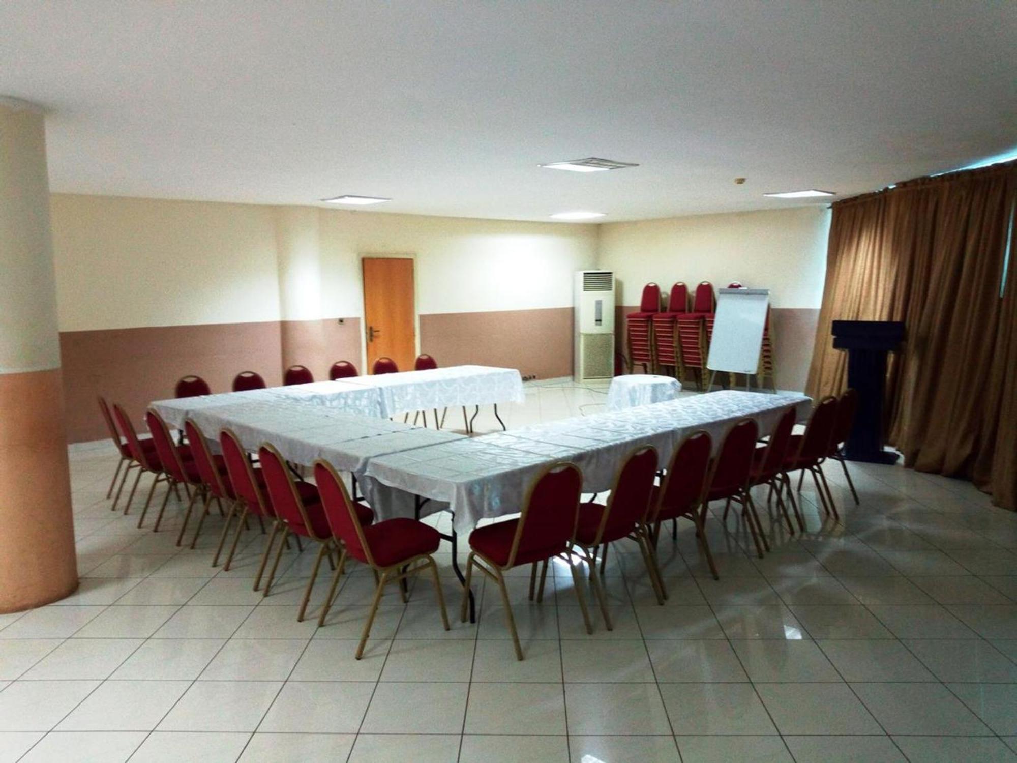 Room In Lodge - Golden Royale Hotel Енугу Екстер'єр фото